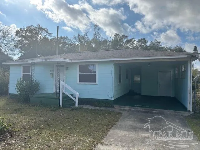 a view of a house with a yard