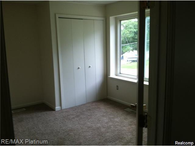 11501 Dexter-Pinckney Road Pinckney, MI 48169 - Photo 8 of 16 8.jpg