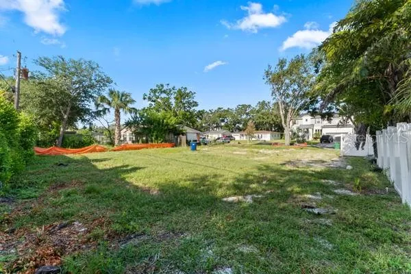 a view of yard with green space