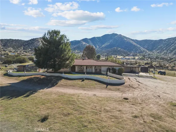 $999,999 | 902 Searchlight Ranch Road, Acton, CA 93510