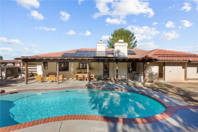 a view of a backyard with pathway