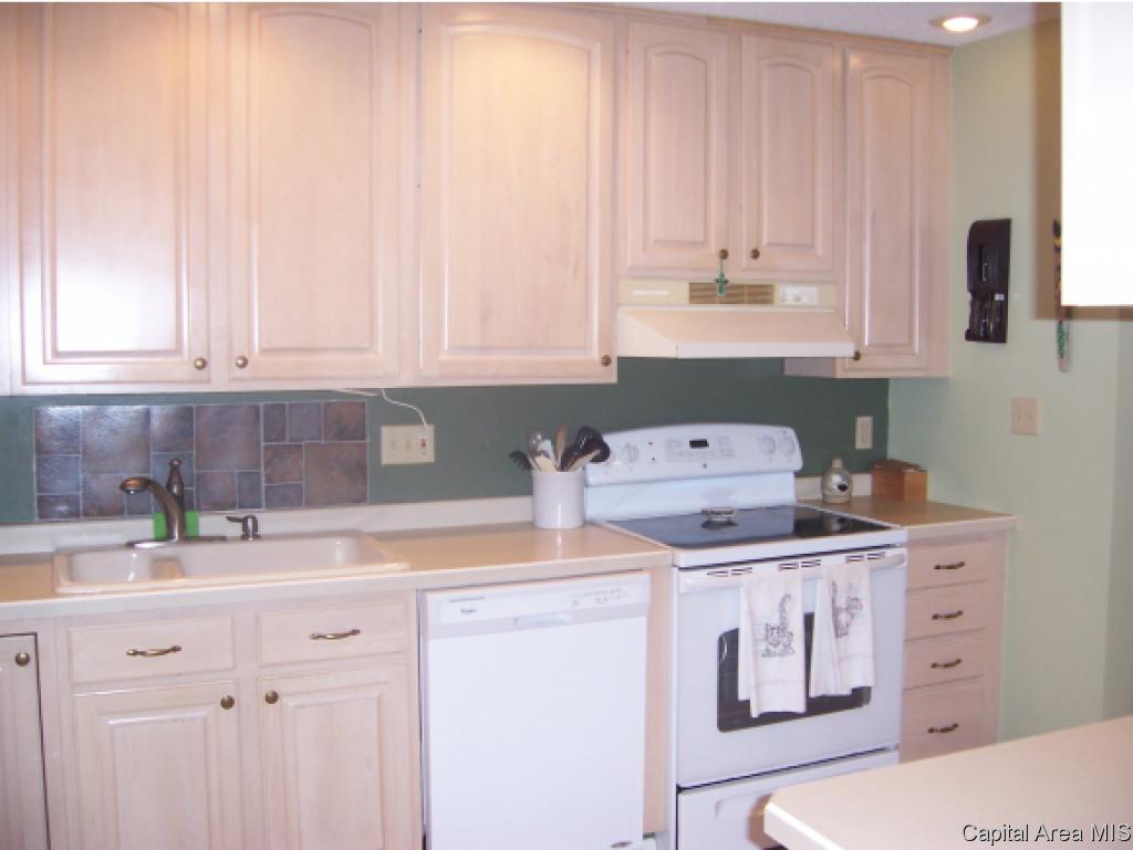8 Country Place Springfield, IL 62703 - Photo 11 of 25