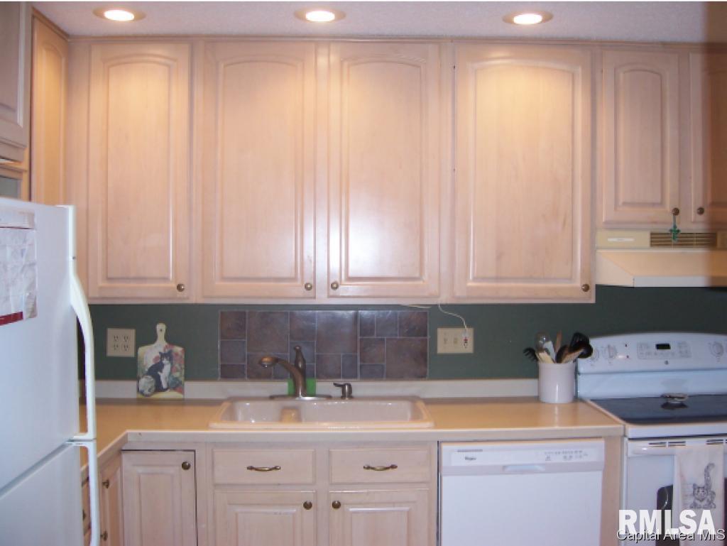 8 Country Place Springfield, IL 62703 - Photo 12 of 25