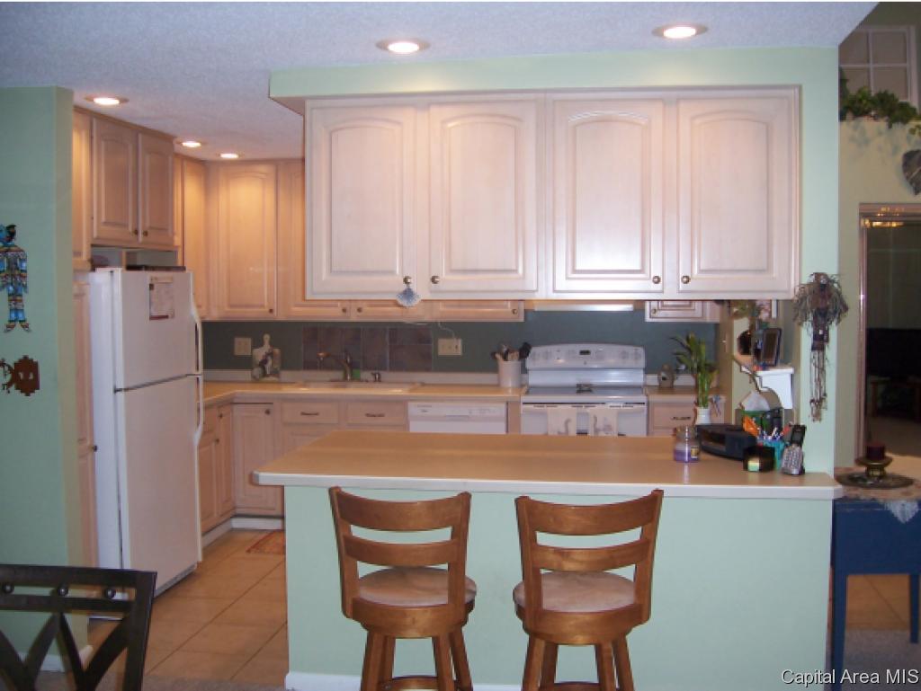 8 Country Place Springfield, IL 62703 - Photo 13 of 25
