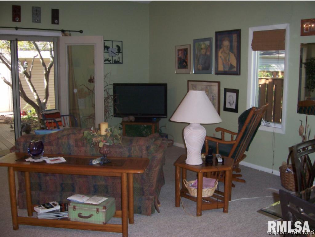 8 Country Place Springfield, IL 62703 - Photo 4 of 25