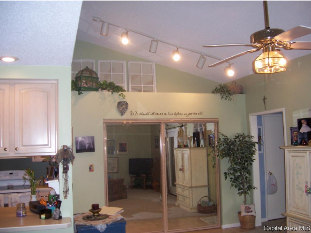 8 Country Place Springfield, IL 62703 - Photo 6 of 25