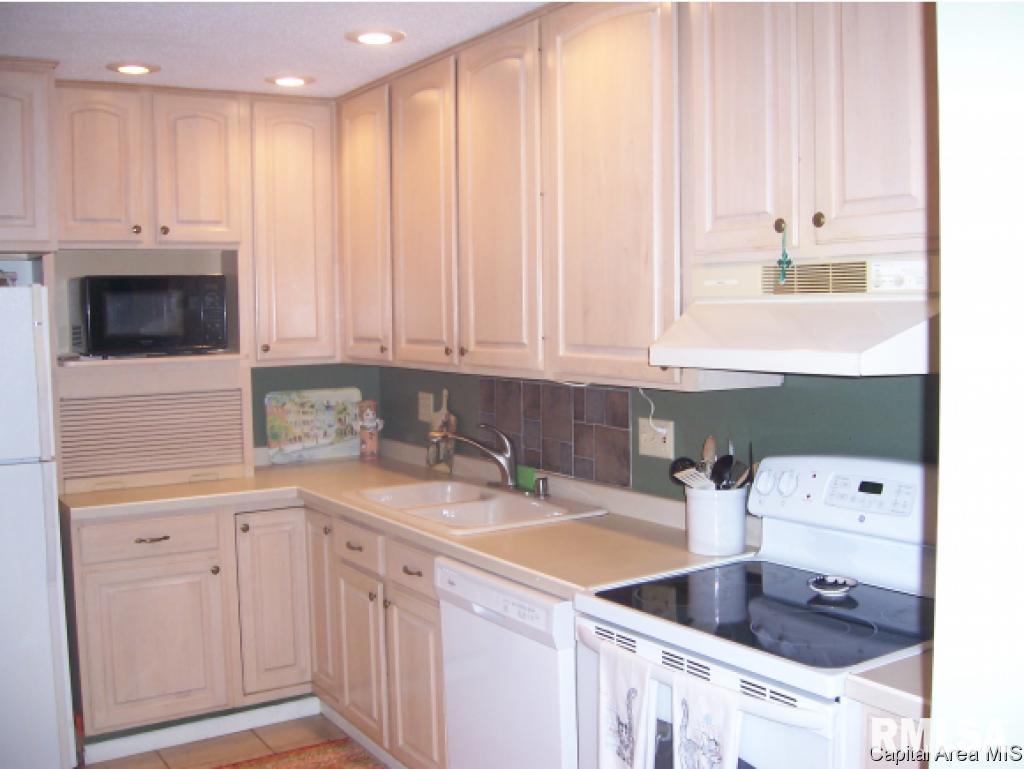 8 Country Place Springfield, IL 62703 - Photo 9 of 25