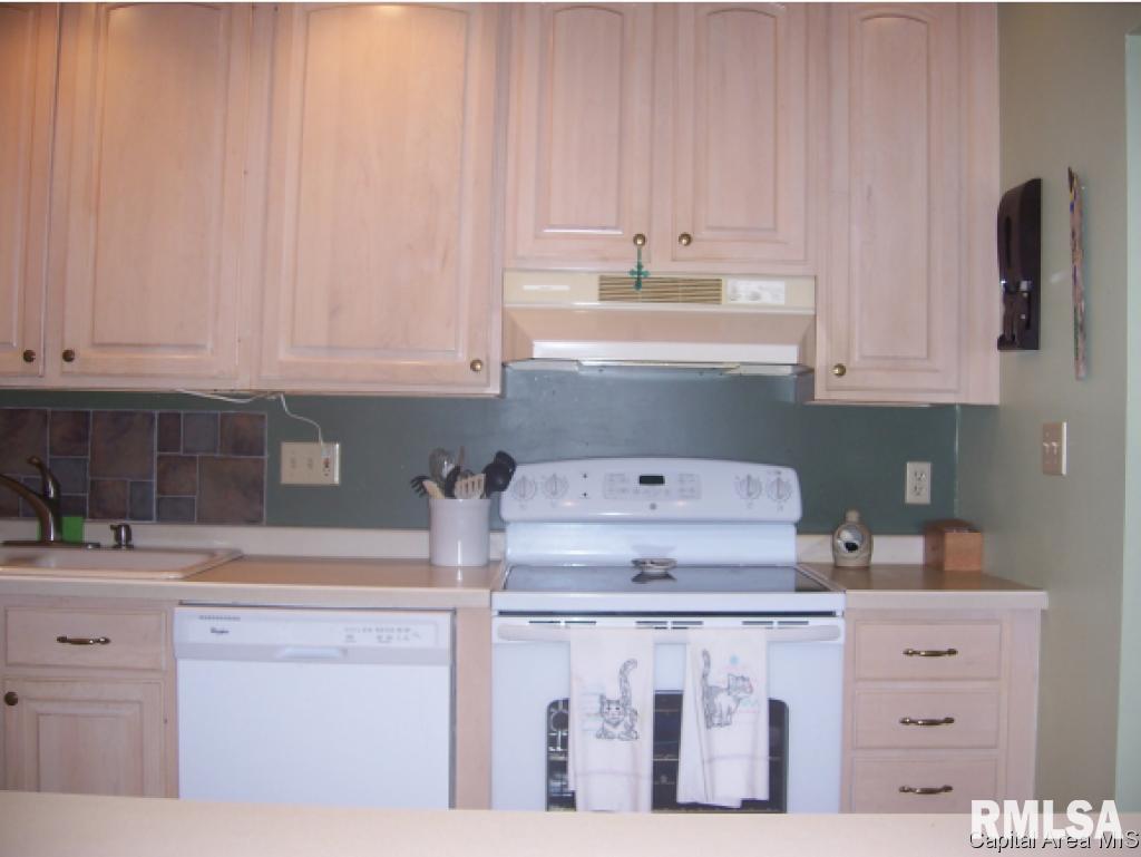 8 Country Place Springfield, IL 62703 - Photo 10 of 25