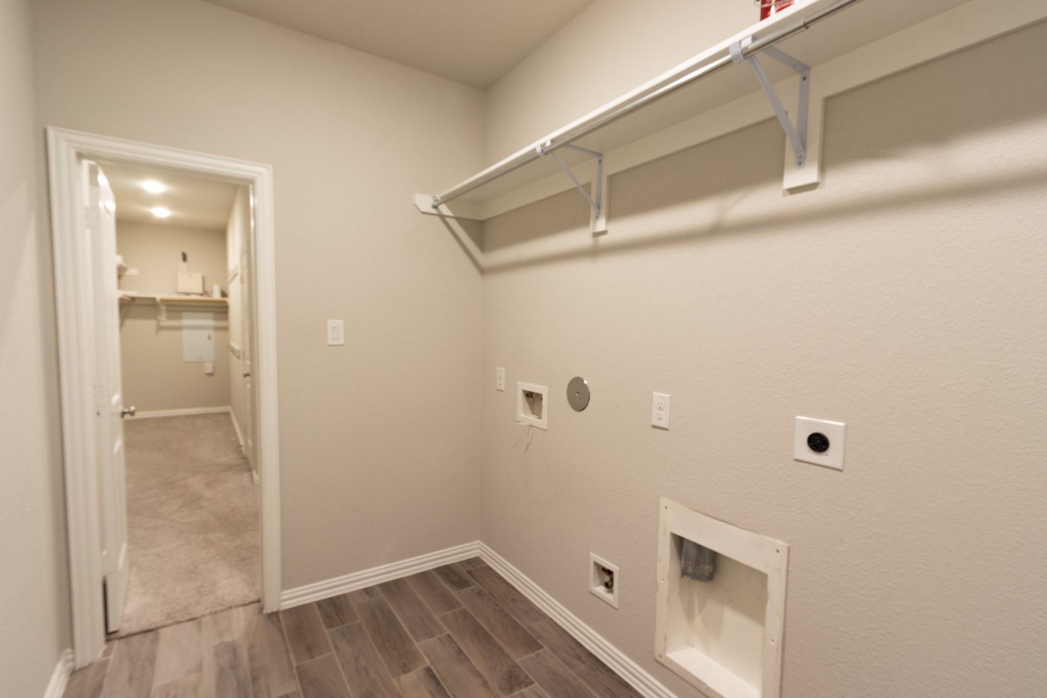 2831 Maple Oak Lane Manvel, TX 77578 - Photo 36 of 50 Landry Room Connected to the Primary Bedroom Closet