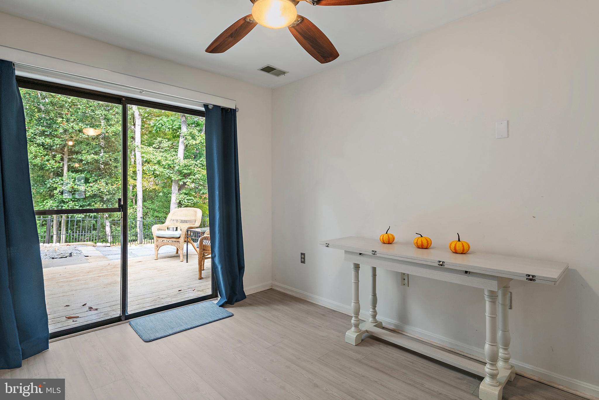 932 Riversedge Circle Annapolis, MD 21401 - Photo 13 of 42 a living room with furniture and a window