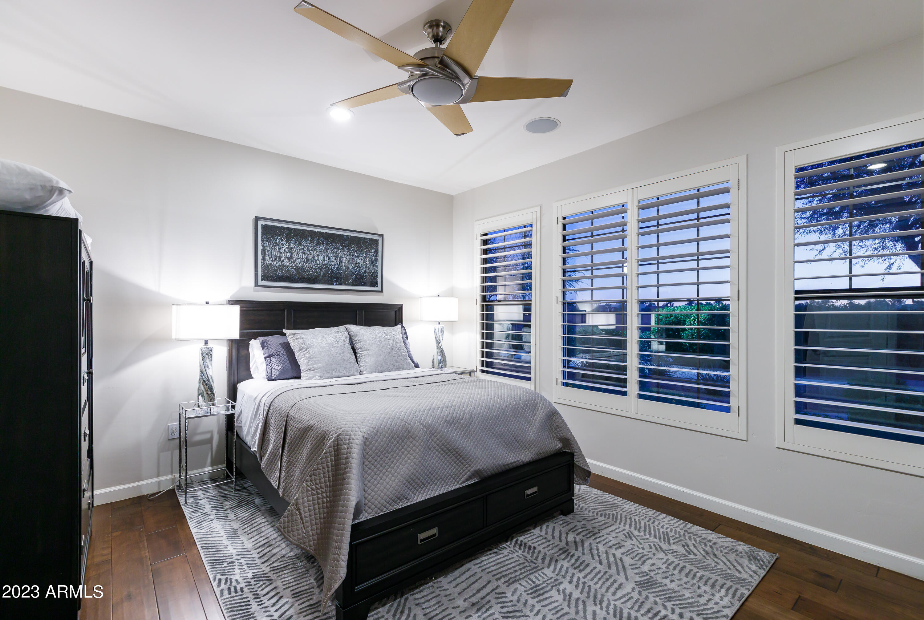 7275 North Scottsdale Road, Unit 1019 Paradise Valley, AZ 85253 - Photo 22 of 28 a bedroom with a large bed a chandelier and a window