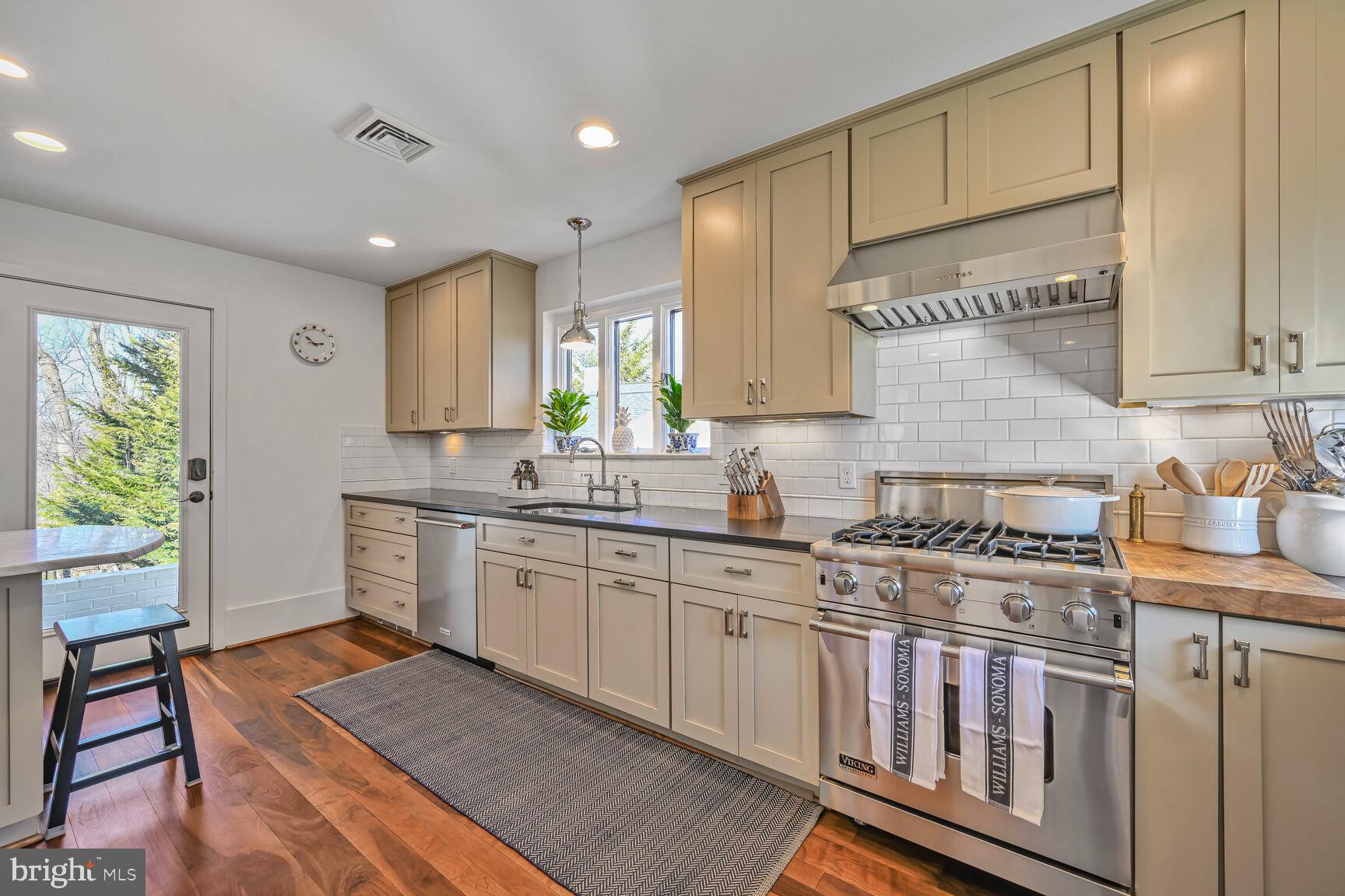 6211 Poe Road Bethesda, MD 20817 - Photo 8 of 42 Gorgeous Gourmet Kitchen