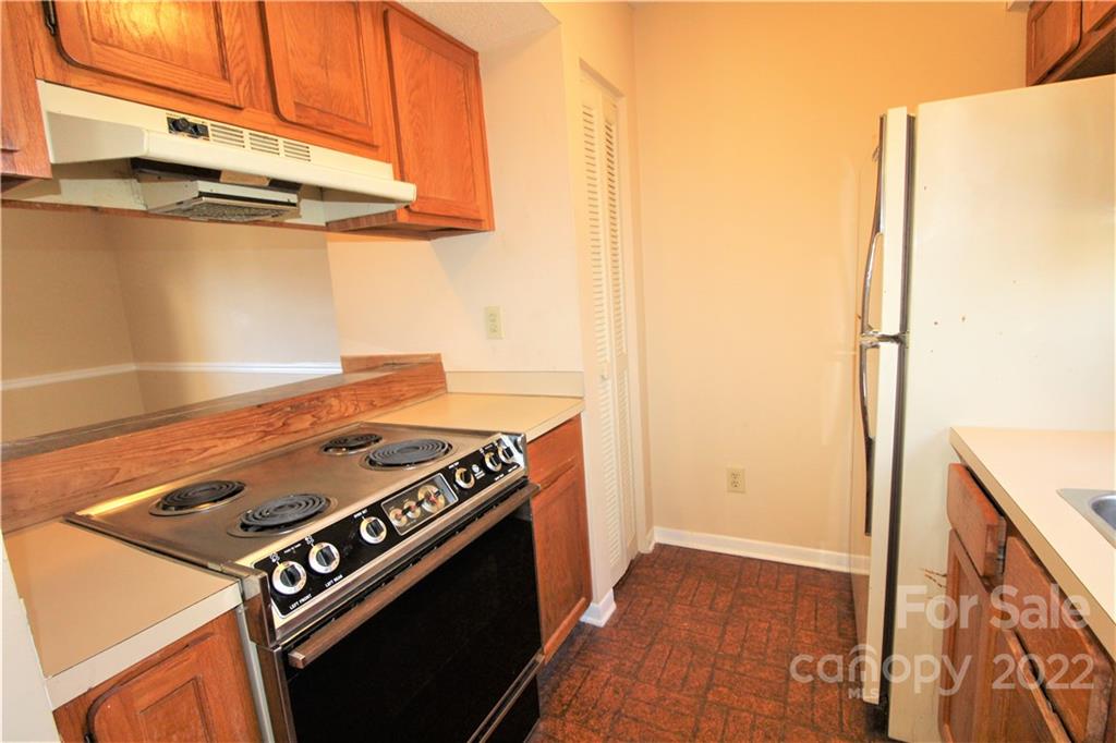 11072 Cedar View Road Charlotte, NC 28226 - Photo 7 of 18 a view of a stove top oven