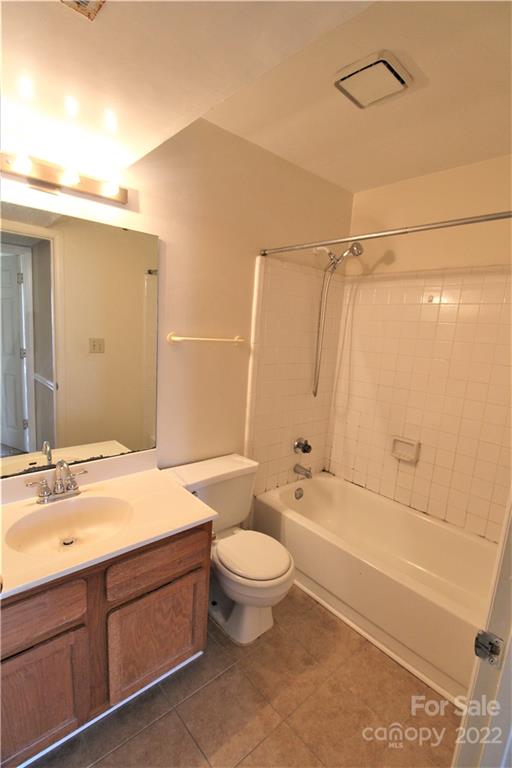 11072 Cedar View Road Charlotte, NC 28226 - Photo 10 of 18 a bathroom with a sink a toilet and a bathtub