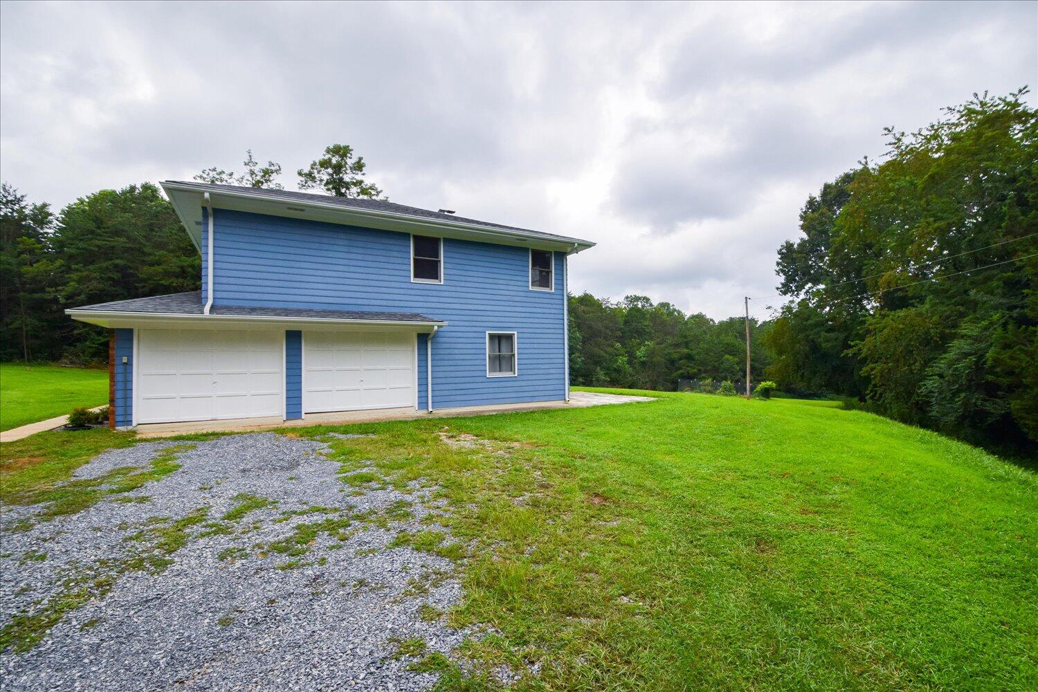 1316 Dudley Road Moneta, VA 24121 - Photo 30 of 37 a backyard of a house with lots of green space