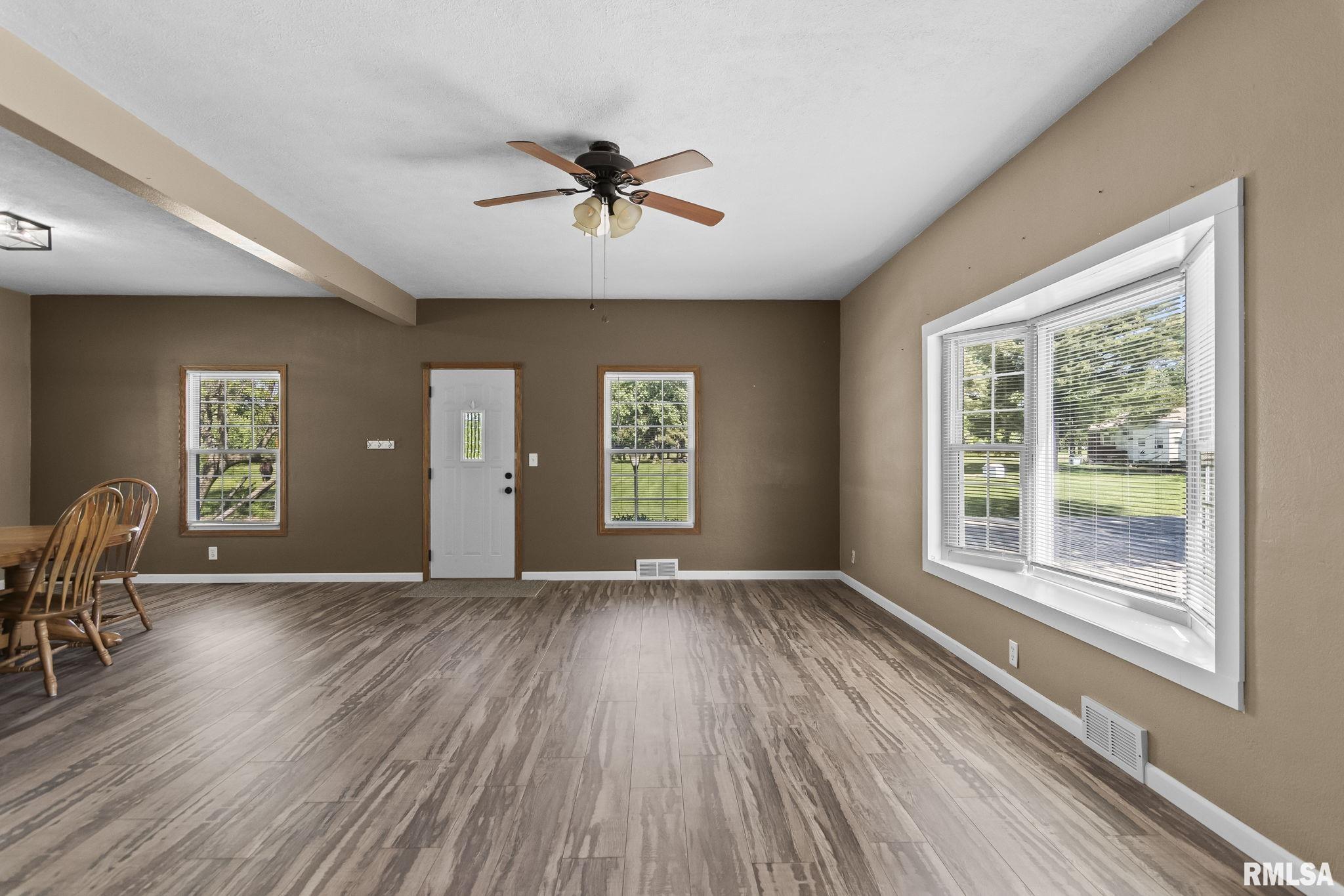 324 Edwards Street Nokomis, IL 62075 - Photo 5 of 47