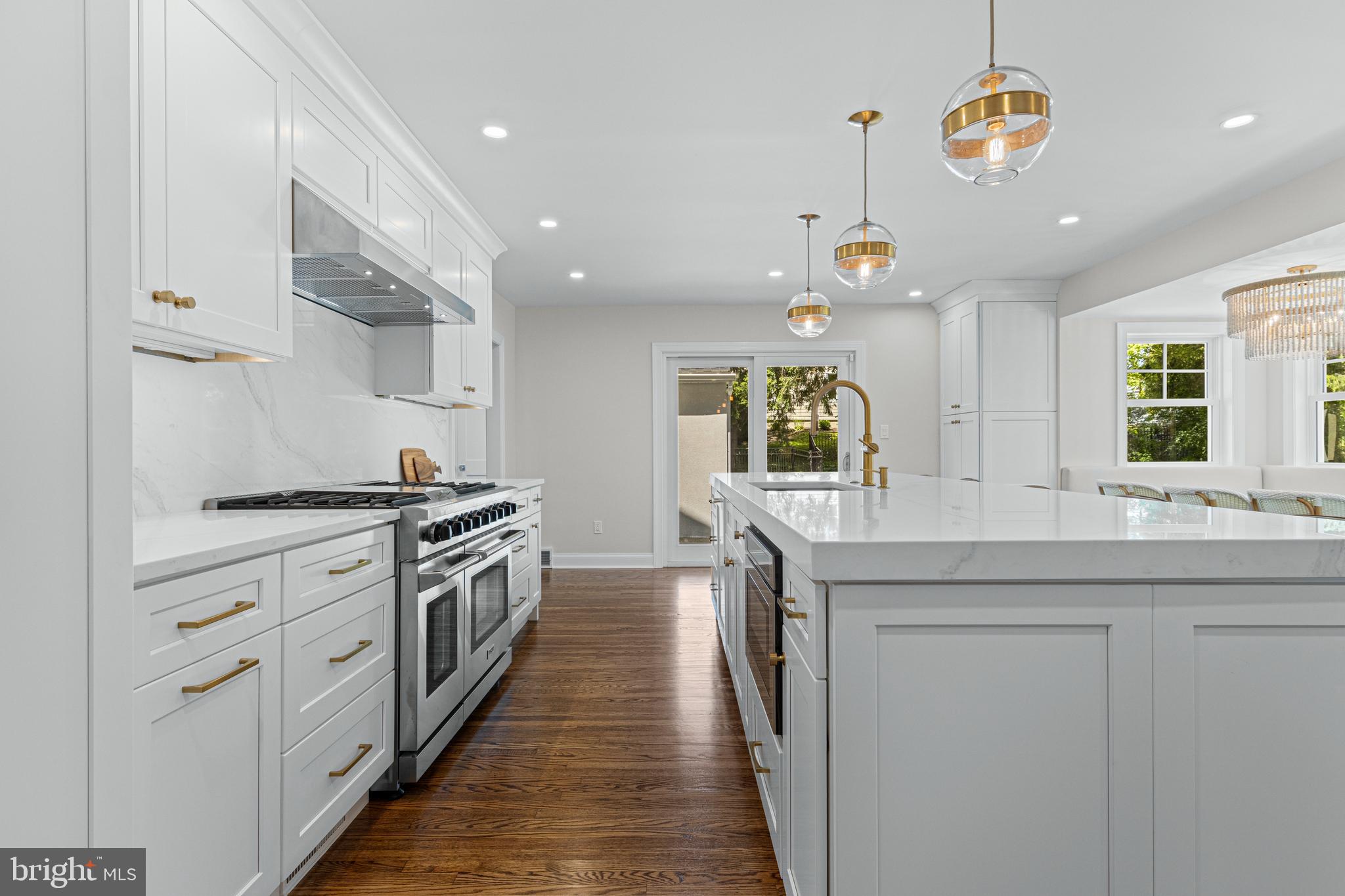 1611 Lark Lane Villanova, PA 19085 - Photo 16 of 67 3-inch Calcutta countertops, Calcutta backsplash