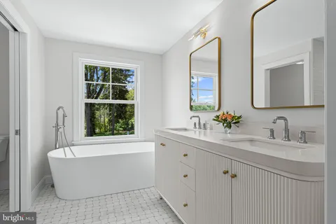 $2,100,000 | 1611 Lark Lane, Villanova, PA 19085