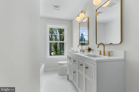 $2,100,000 | 1611 Lark Lane, Villanova, PA 19085