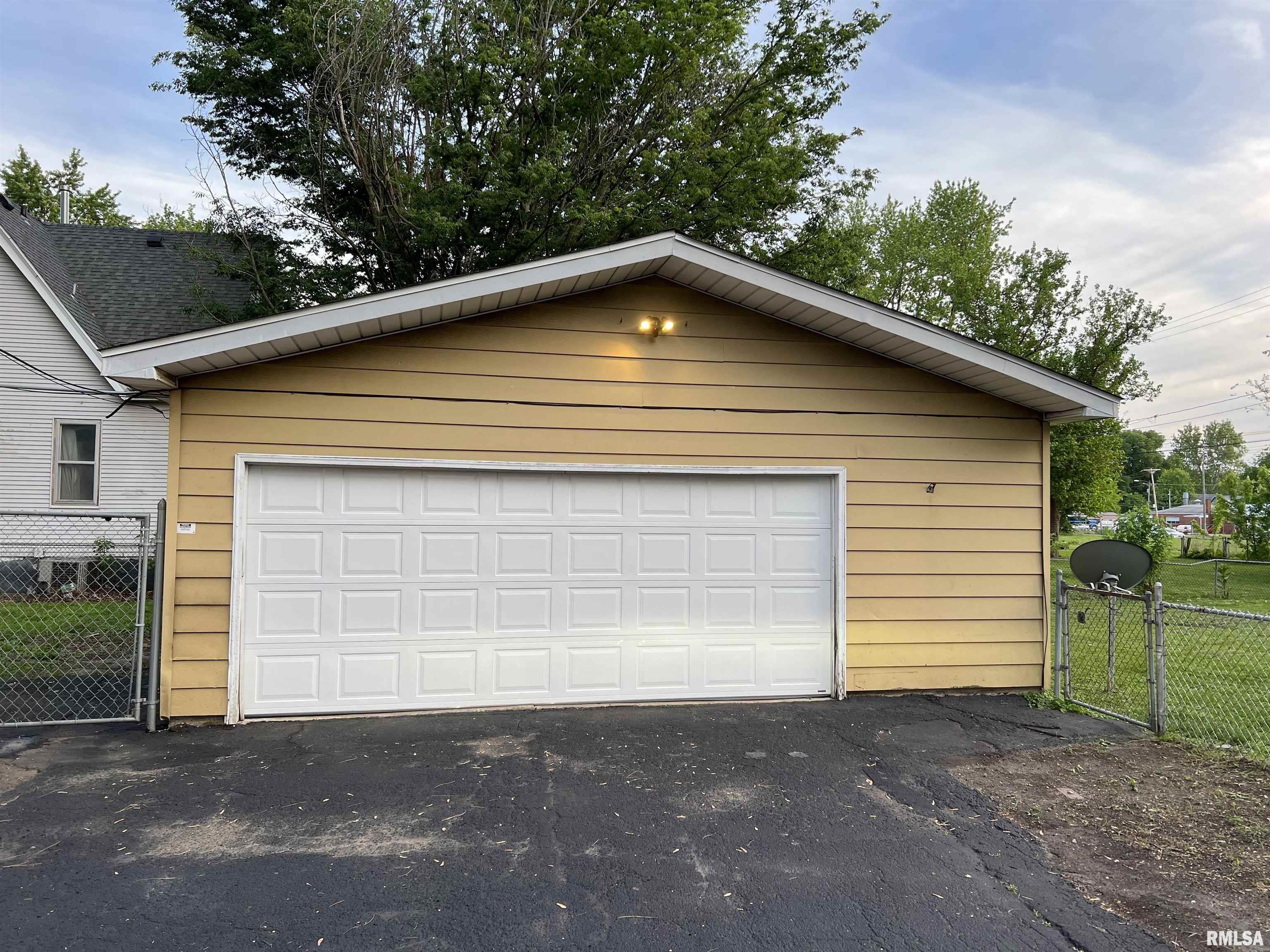 1627 North 10th Street Springfield, IL 62702 - Photo 3 of 20