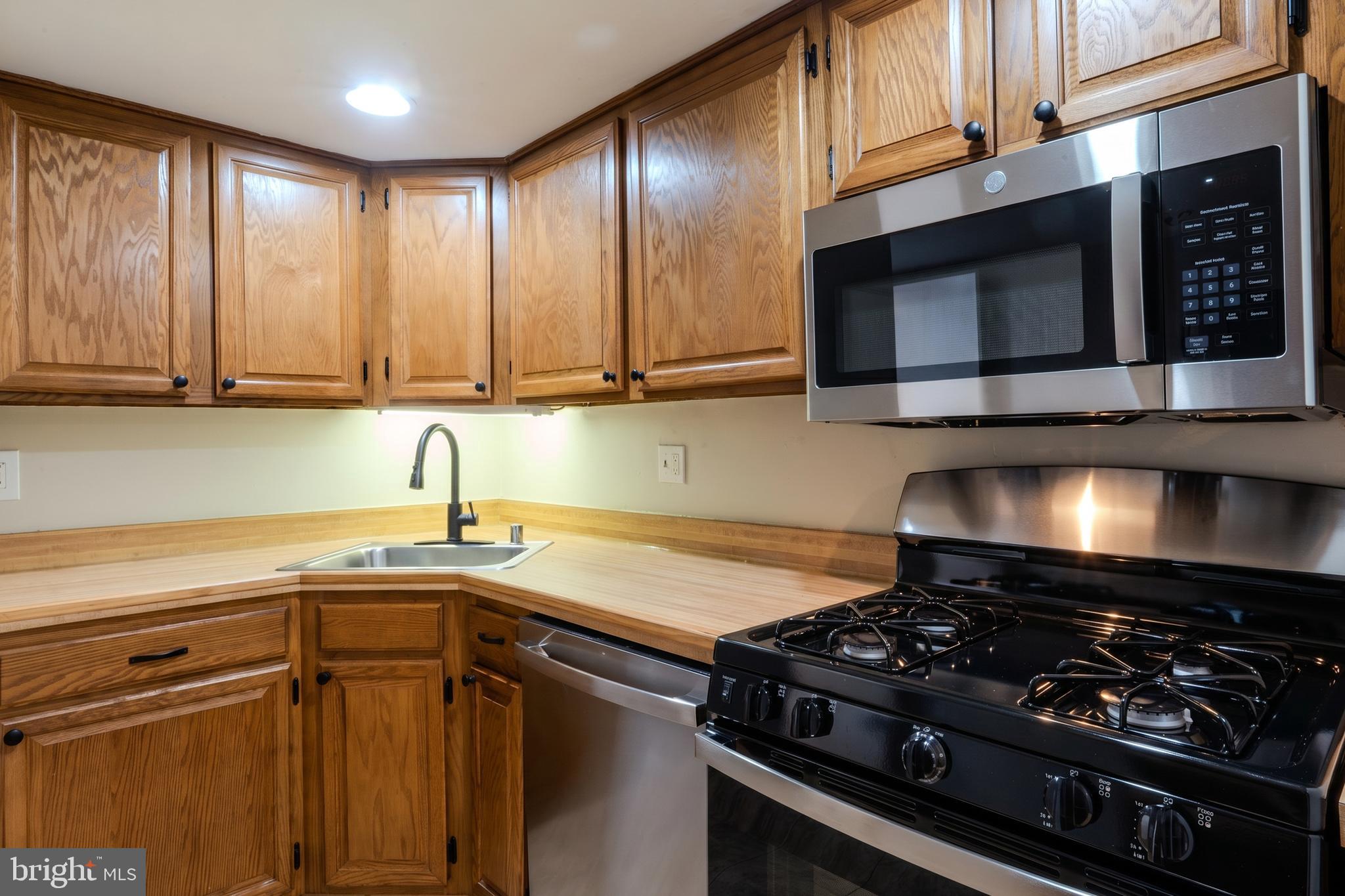 1422 Northgate Square, Unit 12B Reston, VA 20190 - Photo 7 of 36 Kitchen