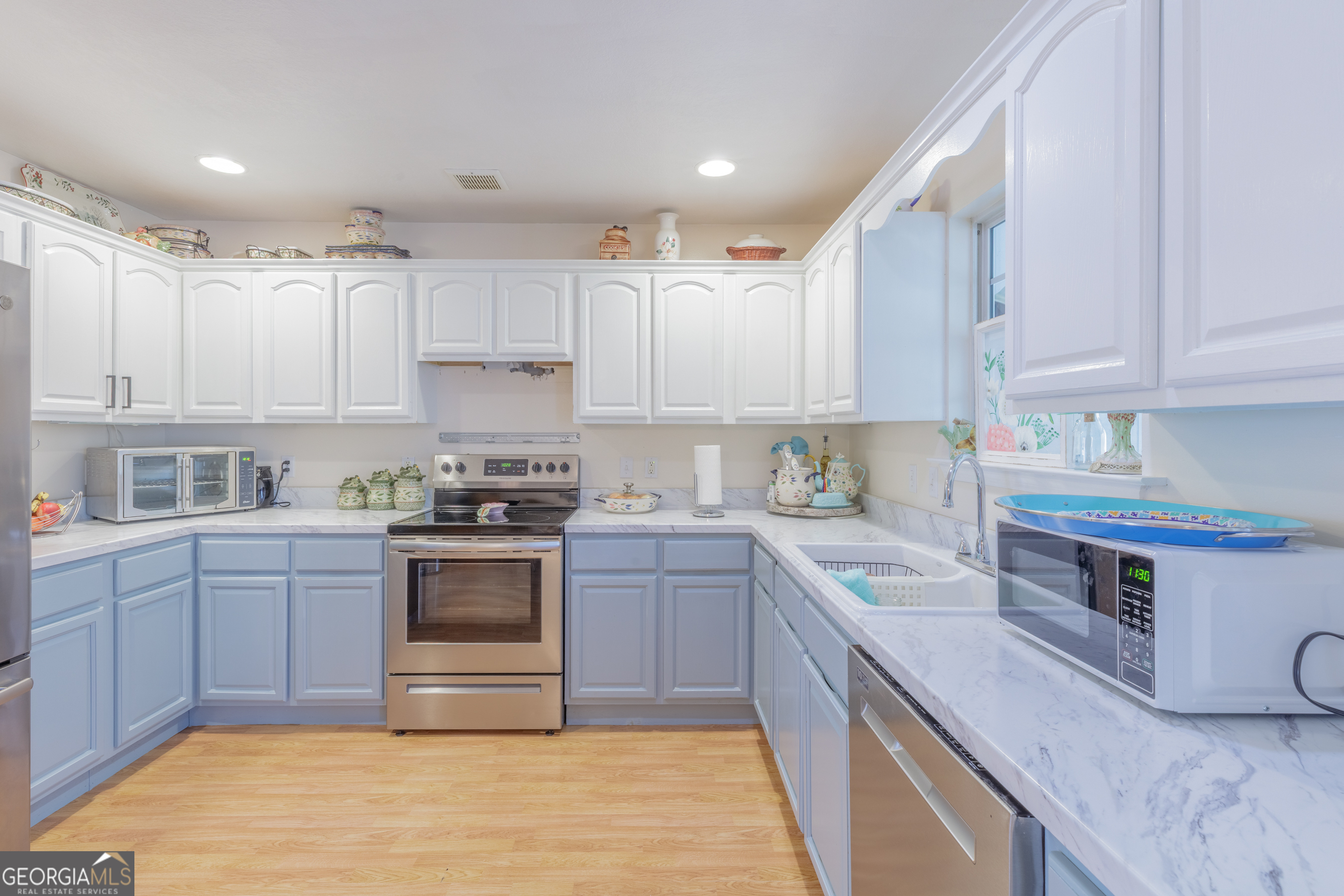 765 Greenbush Road LaFayette, GA 30728 - Photo 47 of 68 a kitchen with stainless steel appliances granite countertop a sink stove and refrigerator