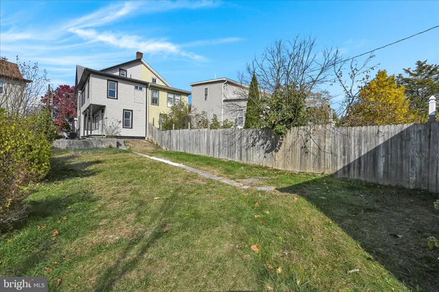 a view of a house with backyard