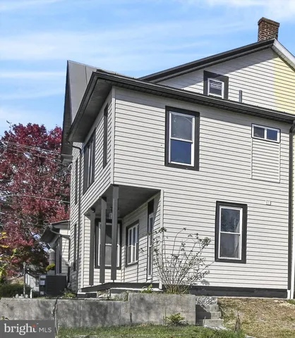 a view of a house with backyard