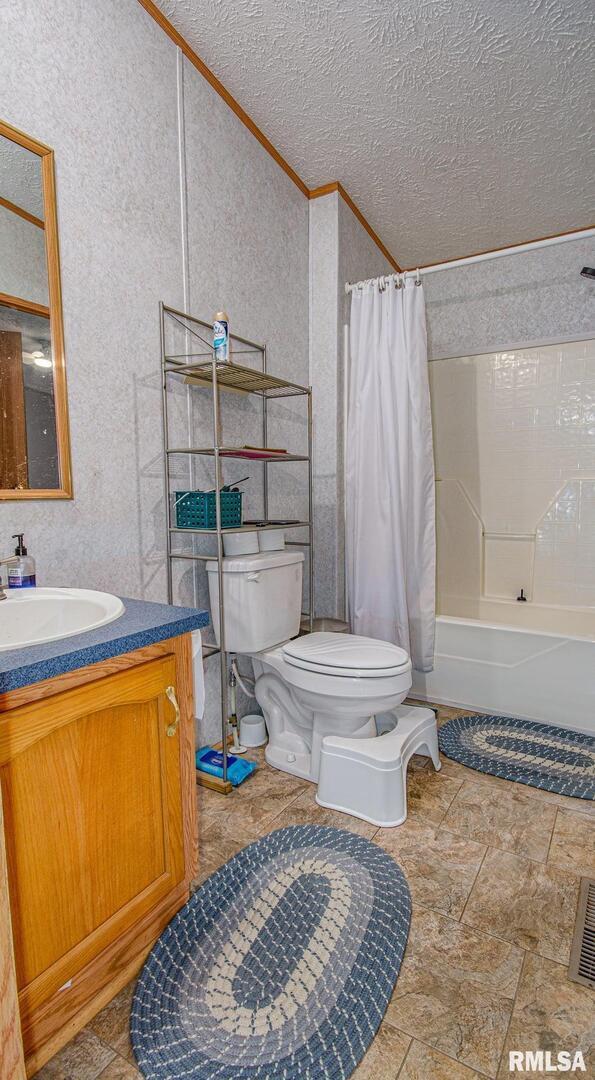 16807 East Kendall Road Mount Vernon, IL 62864 - Photo 20 of 28 a bathroom with a sink toilet and shower