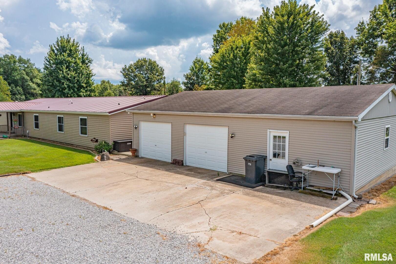 16807 East Kendall Road Mount Vernon, IL 62864 - Photo 22 of 28 a view of a house with backyard and sitting area