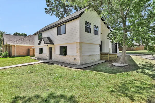 $2,600 | 101 April Point Place, Conroe, TX 77356