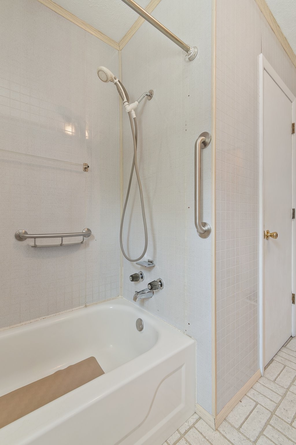 1875 Grays Bend Road Centerville, TN 37033 - Photo 18 of 33 a bathroom with a bath tub with a shower
