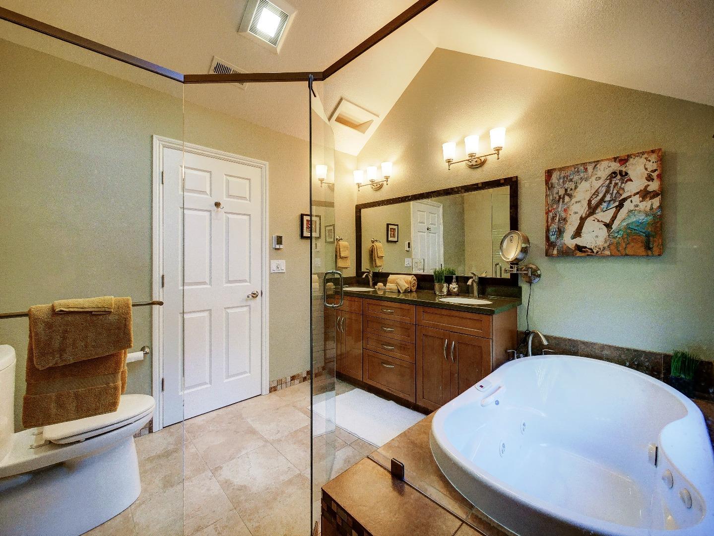 40 Nunes Road Watsonville, CA 95076 - Photo 20 of 42 a bathroom with a tub a sink and a mirror