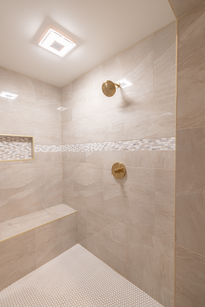 394 West Hawkins Street Kankakee, IL 60901 - Photo 11 of 26 a bathroom with a shower