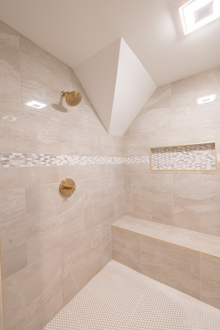 394 West Hawkins Street Kankakee, IL 60901 - Photo 12 of 26 a bathroom with a shower