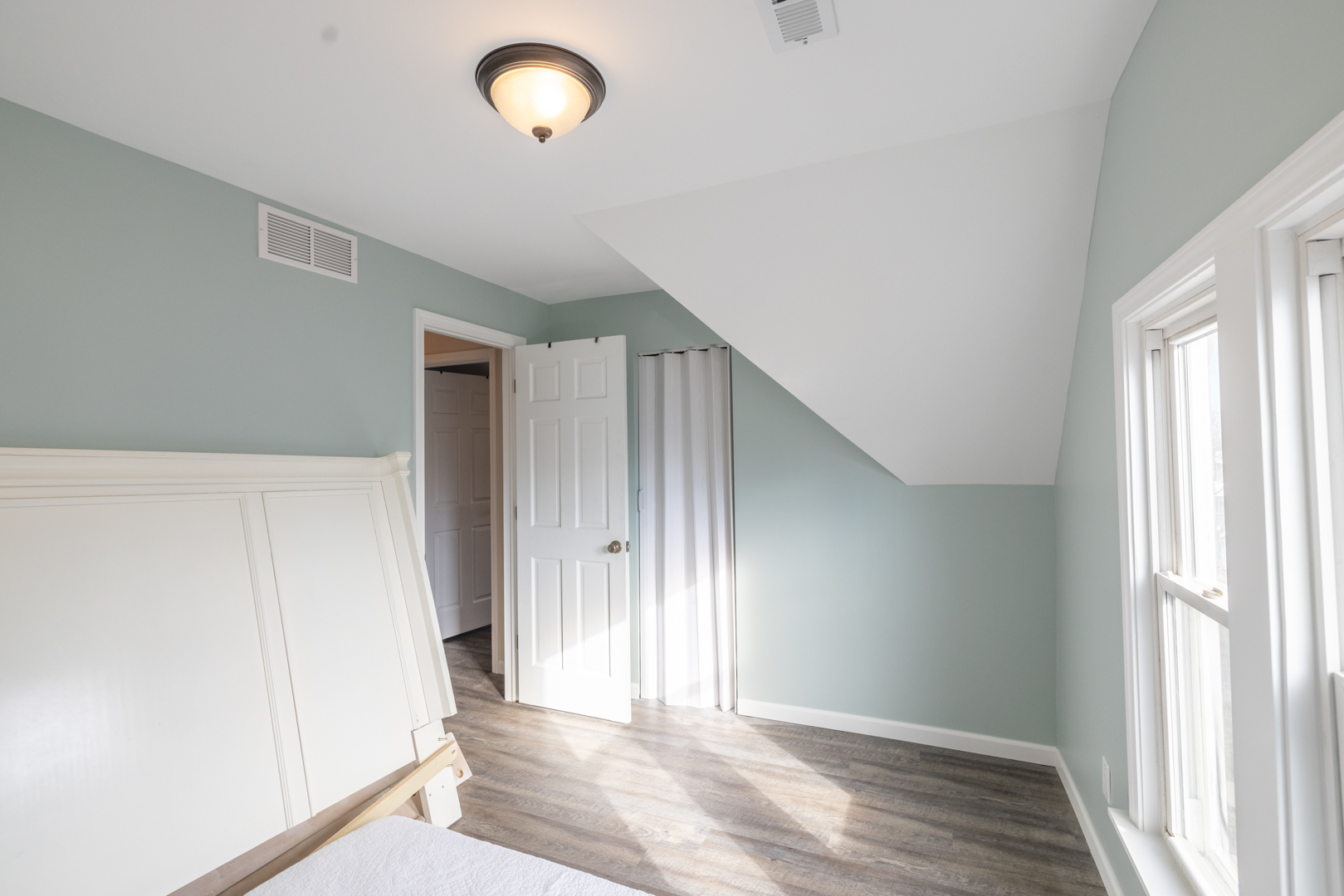 394 West Hawkins Street Kankakee, IL 60901 - Photo 20 of 26 a view of a livingroom with wooden floor and window