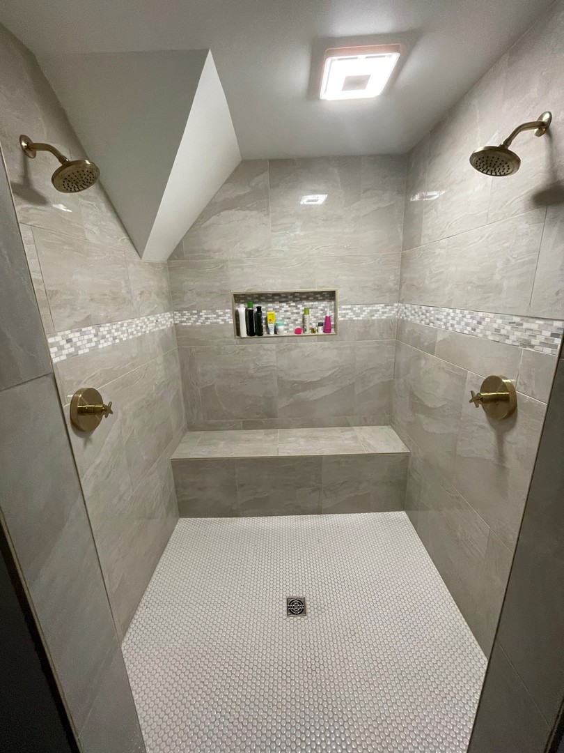 394 West Hawkins Street Kankakee, IL 60901 - Photo 10 of 26 a view of bathroom