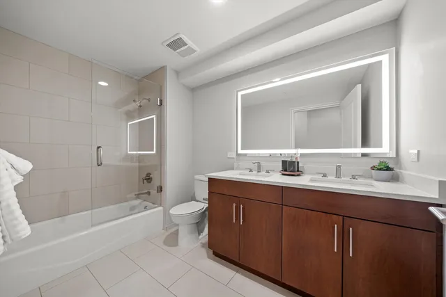 $1,455,000 | 850 North Lake Shore Drive, Unit 204, Chicago, IL 60611