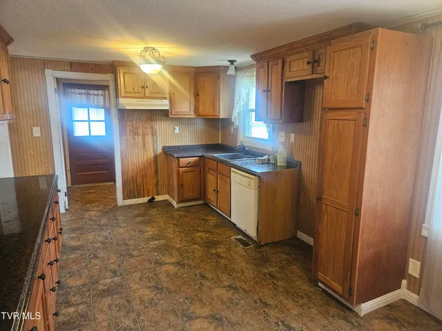 $178,600 | 205 Wood Avenue West, Big Stone Gap, VA 24219