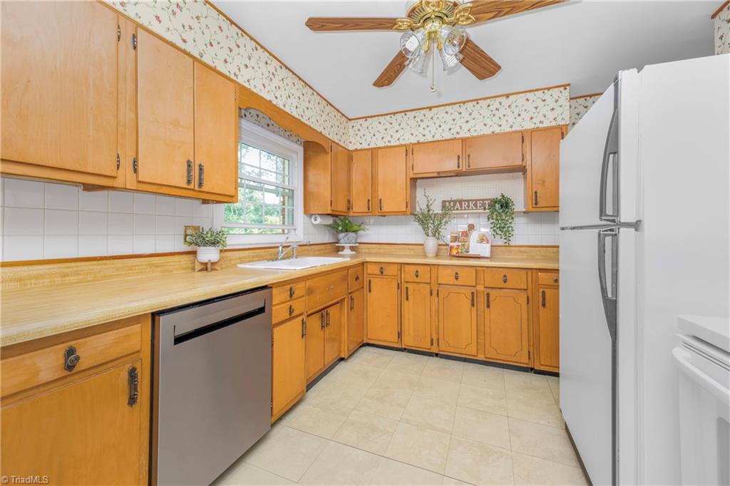 1415 Berwick Road Southwest Winston-Salem, NC 27103 - Photo 14 of 40