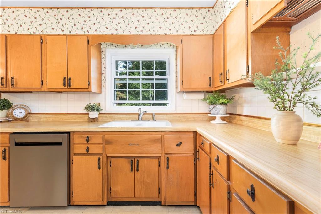 1415 Berwick Road Southwest Winston-Salem, NC 27103 - Photo 10 of 40