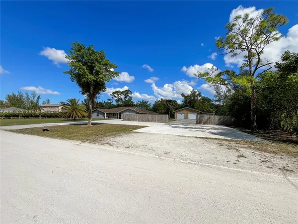 a view of a yard with a house