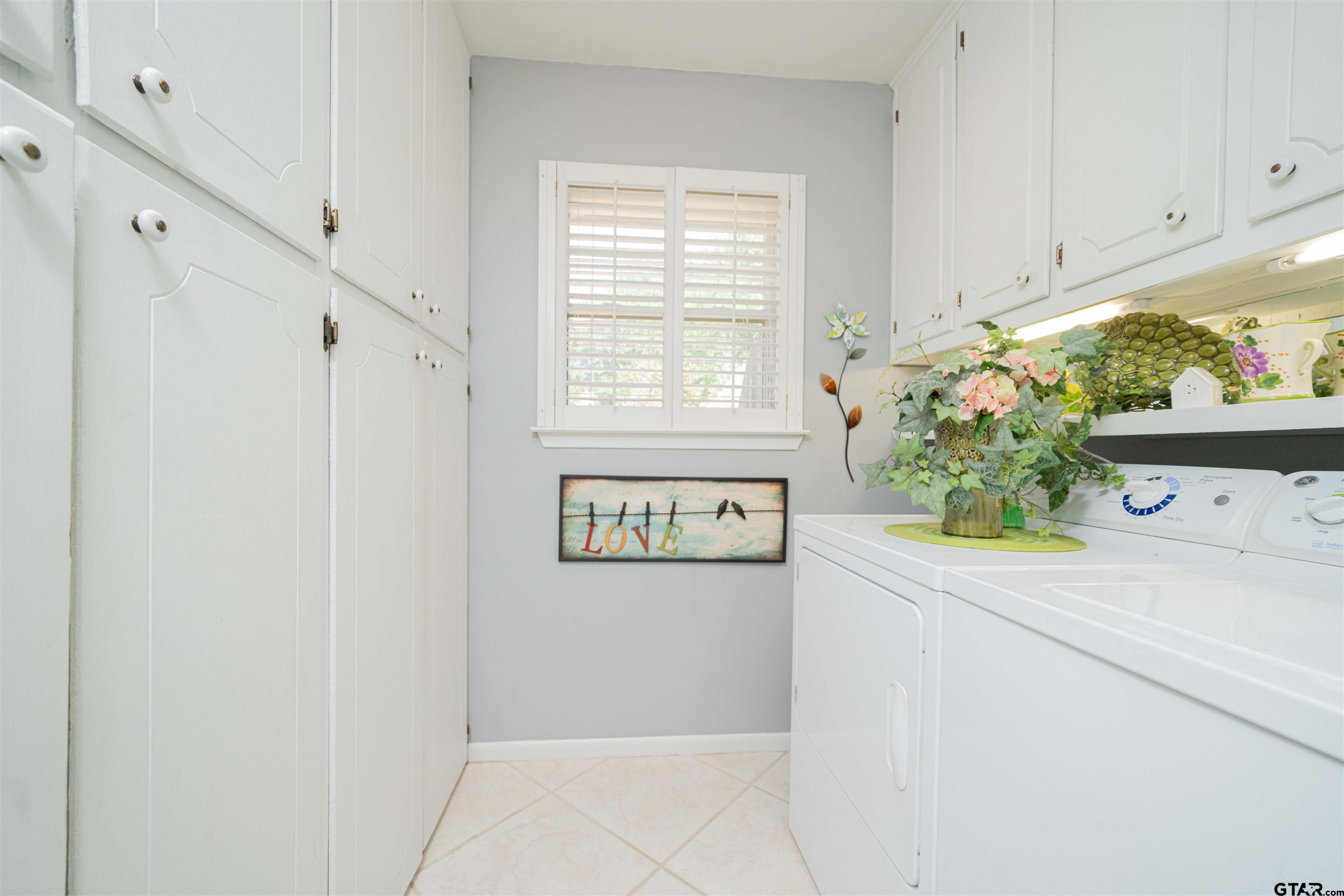 209 Cheryl Street Longview, TX 75604 - Photo 21 of 41 a bathroom with a potted plant on the wall and a shower