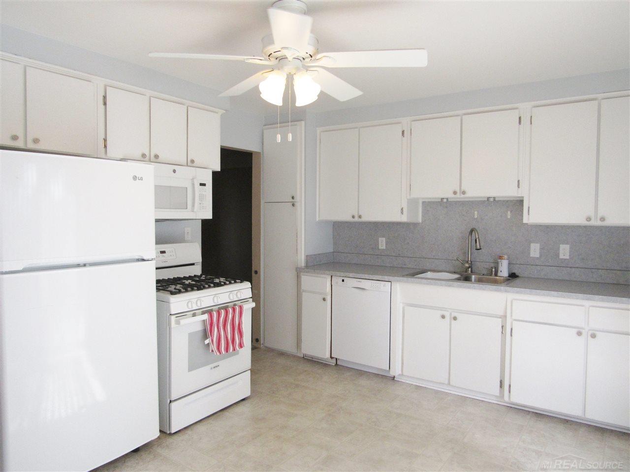 11608 Engleman Road Warren, MI 48089 - Photo 9 of 17 31260890-8.JPG