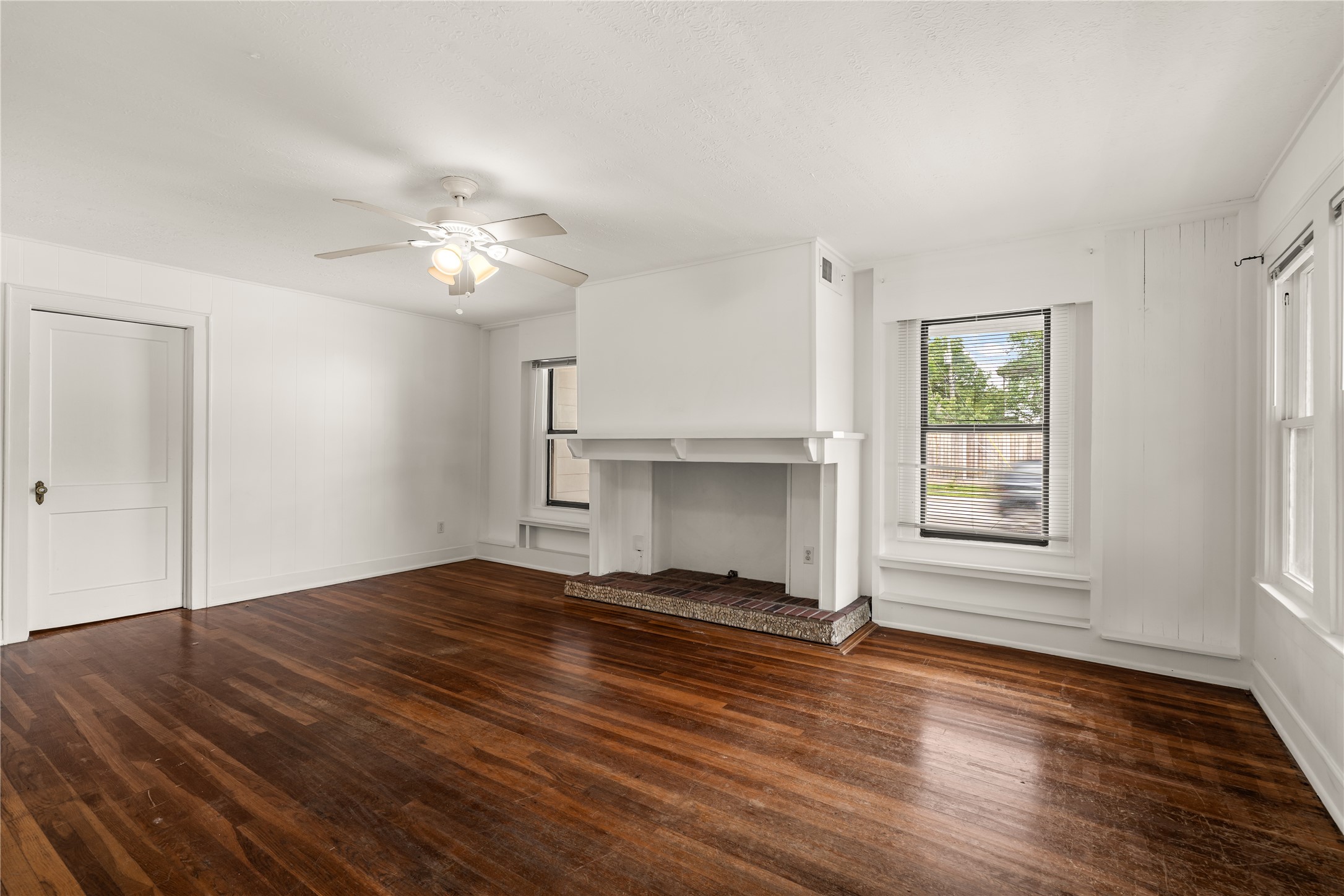 2202 West Main Street Houston, TX 77098 - Photo 3 of 32 a view of empty room with wooden floor and fan