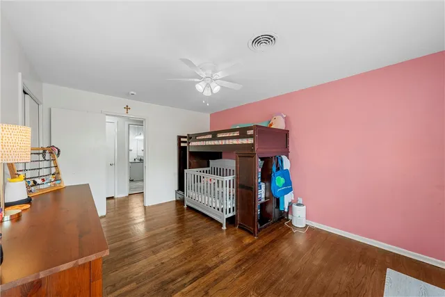 a view of an empty room with working area