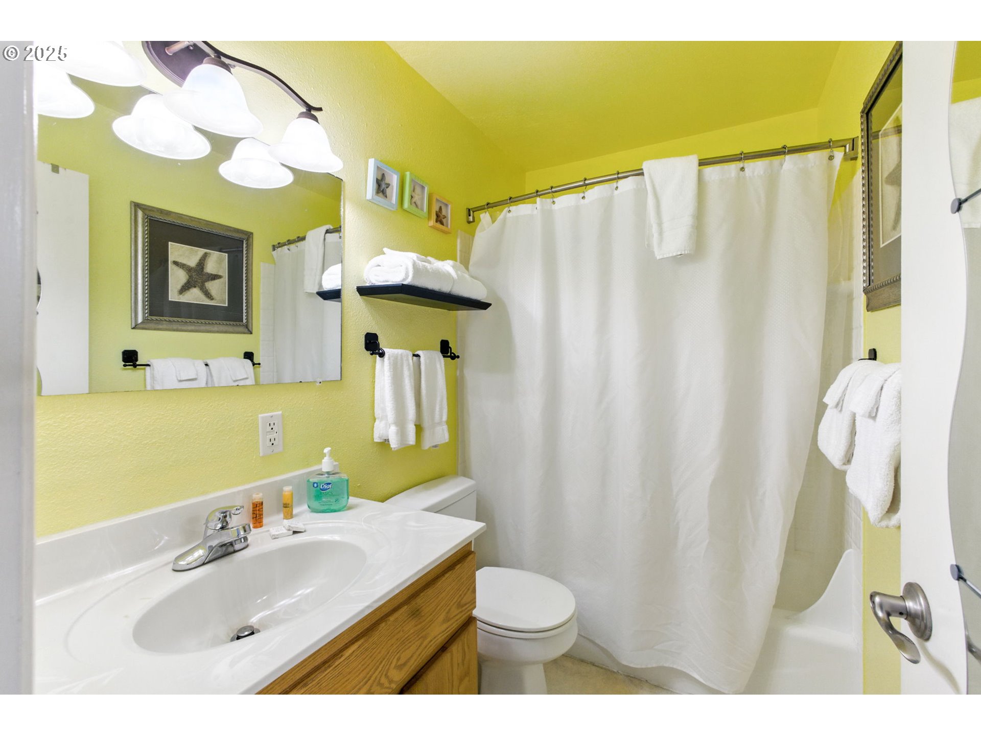 145 Northwest Inlet Avenue, Unit 217 Lincoln City, OR 97367 - Photo 15 of 28 a bathroom with a sink and a mirror