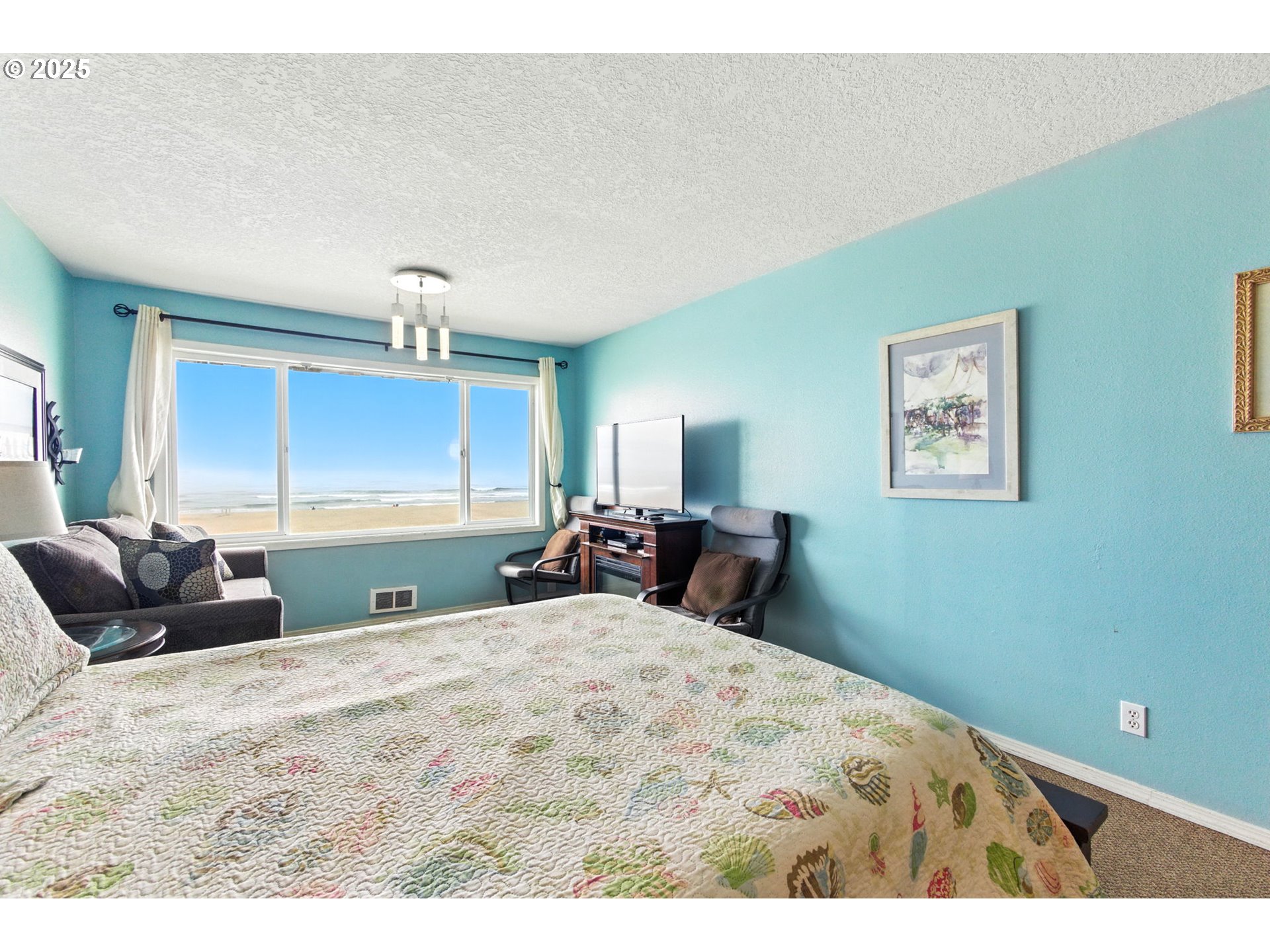 145 Northwest Inlet Avenue, Unit 217 Lincoln City, OR 97367 - Photo 9 of 28 a large bedroom with a bed and a large mirror