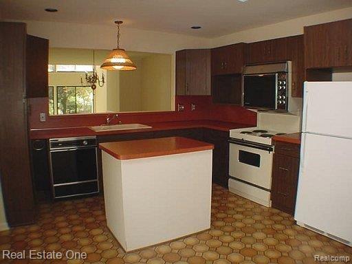 23169 Farmington Road, Unit 46 Farmington, MI 48336 - Photo 3 of 25 island kitchen