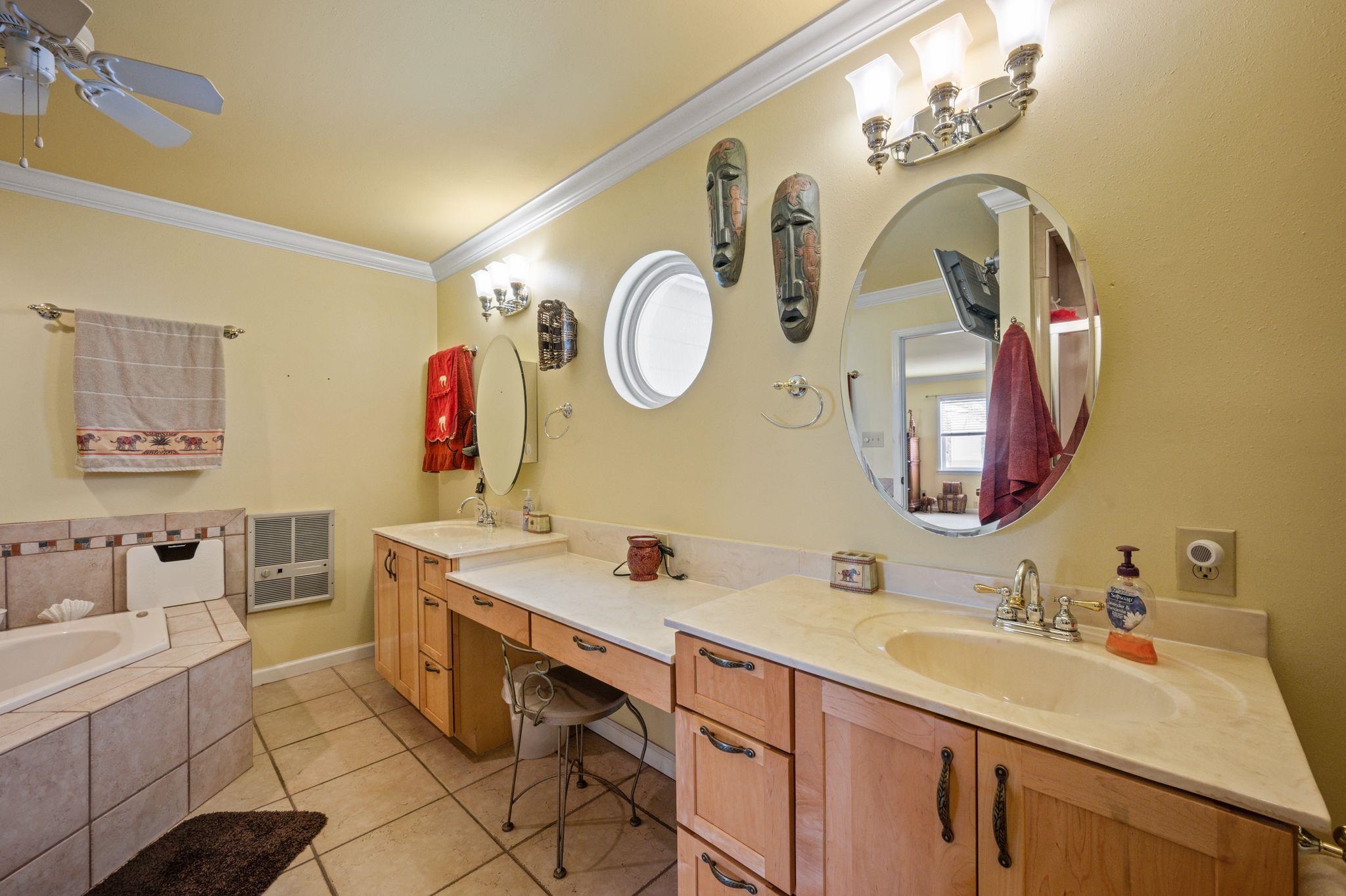 26418 Carondelette Drive Orange Beach, AL 36561 - Photo 25 of 48 Bathroom